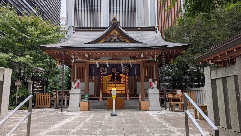 拝殿　手水は近づくと自動で水が出てくるようになっている。